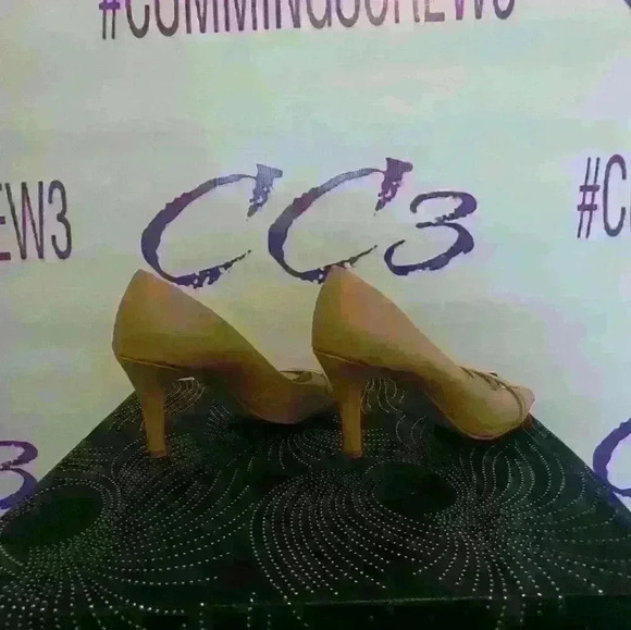 Delflex comfort beige and gold women's high heel pumps size 9 and 1/2 - Picture 4 of 11